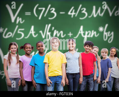 Zusammengesetztes Bild der happy Friends spielen im park Stockfoto