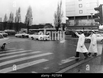 Polizei, Deutschland, Verkehrspolizei, Verkehrspolizist regeln den Verkehr auf dem Messedamm, Berlin, 1971, Zusatzrechte-Clearences-nicht vorhanden Stockfoto