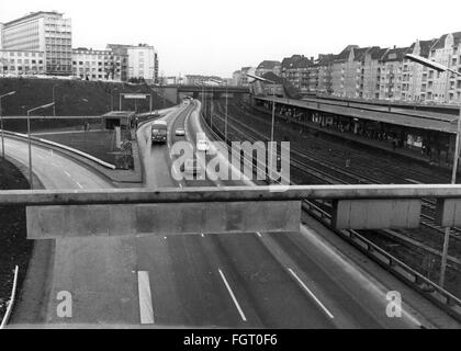 Geographie / Reisen, Deutschland, Berlin, Verkehr / Transport, Straßen, Stadtautobahn am Bahnhof Messe Nord, 1971, Stadtumgehungsstraße, Autobahn, Bundesautobahn B100, B 100, Verkehr, Verkehr, Straßenverkehr, Autos, Auto, Volkswagen, VW Käfer, Eisenbahn, Eisenbahn, Eisenbahnen, S-Bahn, S-Bahn, S-Bahn, S-Bahn, Stadtbahn, Haus, Mehrgeschossgebäude, Hochhaus, Gebäude, Häuser, Charlottenburg, West-Berlin, 70er, 70er, 20th century, Menschen, Straßen, Straße, Stadtautobahn, Stadtautobahnen, historisch, historisch, Zusatzrechte-Clearences-nicht vorhanden Stockfoto