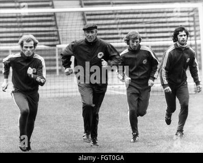 Sport,Fußball,Mannschaft,Deutschland,Deutsche Nationalmannschaft,Training,Vorbereitung auf die Europameisterschaft 1972,von links: Uli Hoeness(Bayern München),Trainer der Nationalmannschaft Helmut schön,Jürgen Grabowski(Eintracht Frankfurt),Gerd Müller(Bayern München),Olympiastadion,Berlin,11.5.1972,Athleten,Sportler,Fußballspieler,Fußballspieler,Fußballspieler,Fußballspieler,Fußballspieler,Fußballspieler,Fußballspieler,Fußballspieler,Fußballspieler,Kickertrainers,Trainingsschuhe,Trainingsschuhe,Trainingsschuhe,Trainingsschuhe,Trainingsschuhe,Trainingsschuhe,Trainingsschuhe,Trainingsschuhe,WesternDeutschland,Trainingsschuhe,Trainingsschuhe,Trainingsschuhe,Trainingsschuhe,Trainingsschuhe,Trainingsschuhe,Trainingsschuhe,Trainingsschuhe,Trainingsschuhe,Trainingsschuhe,Trainingsschuhe,Trainingsschuhe,Trainings Stockfoto