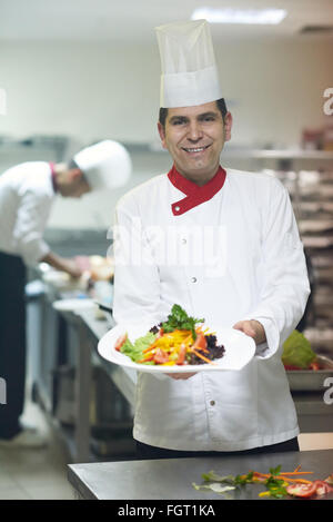 Koch in Hotelküche vorbereiten und dekorieren Essen Stockfoto