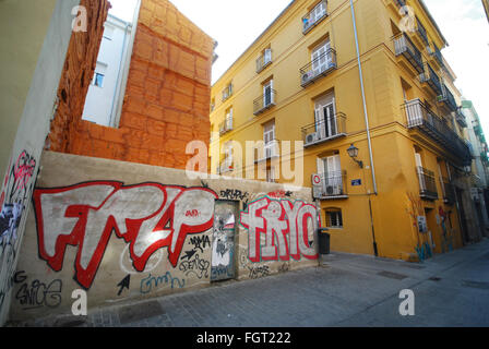 Graffiti bedeckt Wände im Barrio del Carmen, Spanien Stockfoto