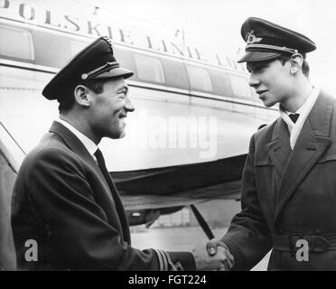 Transport / Transport, Luftfahrt, persönlich, Trainee Pilot Detlev Wojtkowiak von der Deutschen Lufthansa begrüßt einen Piloten der polnischen Airline LOT, Flughafen Berlin-Schönefeld, 28.1.1962, Additional-Rights-Clearences-not available Stockfoto