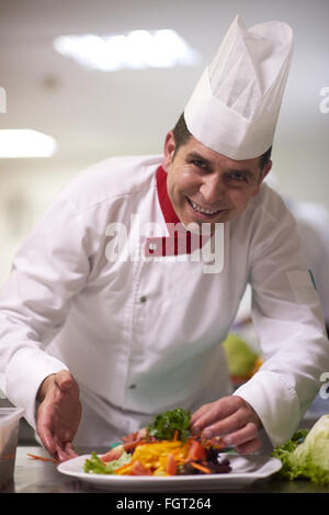 Koch in Hotelküche vorbereiten und dekorieren Essen Stockfoto