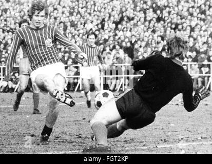 Sport,Fußball,Spiele,Deutschland,DFB-Pokal,1970 / 1971,zweite Runde,Spiel Fortuna Düsseldorf gegen Wuppertaler SV(4:0),Flinger Broich,Düsseldorf,20.2.1971,Stürmer Reiner Gaye scheitert vor dem Wuppertaler Torwart Willi Janzik,hinter Hilmar Hoffer,DFB-Pokal,Fußballspiel,Fußballspiel,Fußballspiel,Fußballspiele,Fußballspieler,Fußballspieler,Fußballspieler,Fußballspieler,Fußballspieler,Fußballspieler,Fußballspieler,Fußballspieler,Fußballspieler,Fußballspieler,Fußballspieler,Fußballspieler,Fußballspieler,Fußballspieler,Fußballspieler,Fußballspieler,Fußballspieler,Fußballspieler,Fußballspieler,Fußballspieler,Fußballspieler,Fußballspieler,Fußballspieler,Fußballspieler,Fußballspieler,Fußballspieler,Fußballspieler,Fußballspieler,Fußballspieler,Fußballspieler,Fußballspieler,Fußball Stockfoto