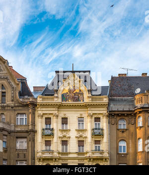 Alte und schöne Architektur in Budapest, Ungarn, Europa. Gebäude im Vordergrund mit blauen Himmel und Wolken im Hintergrund. Stockfoto