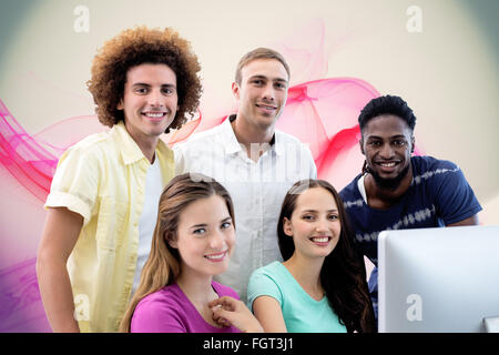 Zusammengesetztes Bild des Lächelns Studenten in Computer-Klasse Stockfoto