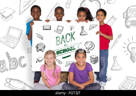 Zusammengesetztes Bild der Grundschule Schüler Karte zeigen Stockfoto