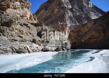 schöne Aussicht auf halb zugefrorenen Fluss im Tal von Zanskar, Ladakh, Indien Stockfoto