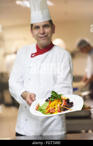Koch in Hotelküche vorbereiten und dekorieren Essen Stockfoto