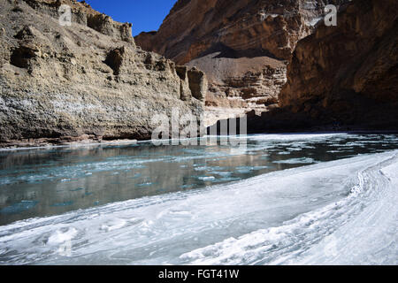 schöne Aussicht auf halb zugefrorenen Fluss im Tal von Zanskar, Ladakh, Indien Stockfoto