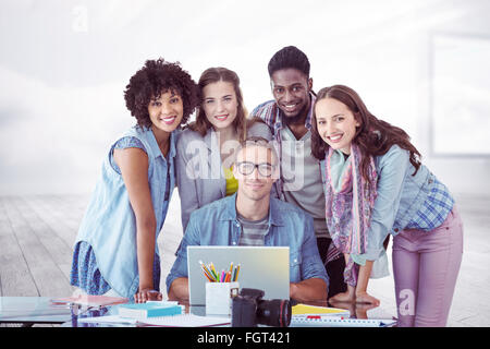 Zusammengesetztes Bild der Mode-Studenten arbeiten im team Stockfoto