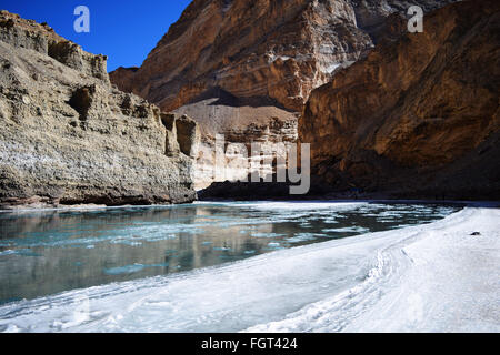 schöne Aussicht auf halb zugefrorenen Fluss im Tal von Zanskar, Ladakh, Indien Stockfoto