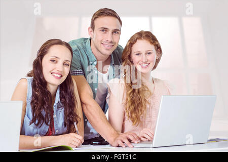 Zusammengesetztes Bild der Mode-Studenten mit laptop Stockfoto