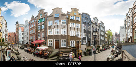 Danzig, Polen - 18. Mai 2013: Panorama der Altstadt Straße in Danzig, Polen, Europa. Schönen sonnigen Tag mit blauen clou Stockfoto