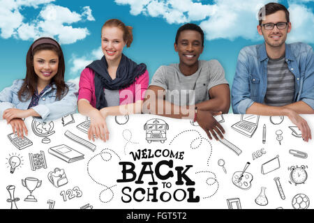 Zusammengesetztes Bild des Porträts von glücklichen jungen Freunde mit leeren Brett Stockfoto