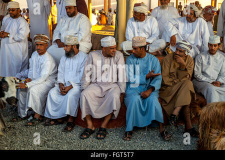 Omanische Männer an dem Freitag Vieh Markt, Nizwa, Ad Dakhiliyah Region, Oman Stockfoto