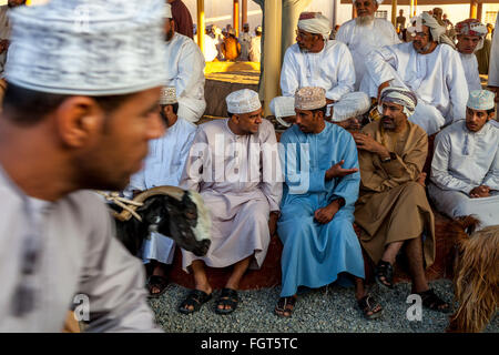 Omanische Männer an dem Freitag Vieh Markt, Nizwa, Ad Dakhiliyah Region, Oman Stockfoto