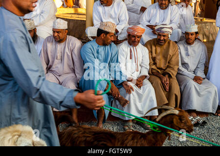 Omanische Männer an dem Freitag Vieh Markt, Nizwa, Ad Dakhiliyah Region, Oman Stockfoto