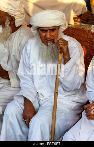 Ein älterer omanischen Mann In traditioneller Kleidung auf den Freitag Vieh Markt, Nizwa, Ad Dakhiliyah Region, Oman Stockfoto