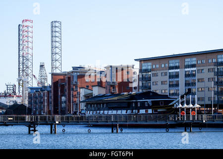 Die Rowan-Stavanger ist eine Jack-Up-Bohrinsel, die hinter der Victoria Dock festgemacht ist im Unterhalt in Dundee, Großbritannien Reparaturen Stockfoto