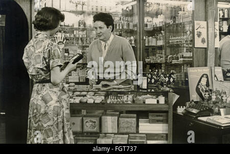 Handel, Apotheke, Verkäuferin, Kunde, Ladeneinrichtung, Deutschland, um 1958, Zusatzrechte-Clearenzen-nicht verfügbar Stockfoto