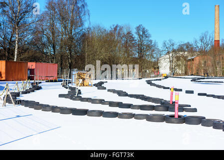 Provisorische outdoor Kart Schaltung oder Rennstrecke in einem alten verlassenen Industriegebiet im Winter. Eine dünne Schicht Schnee bedeckt die racetr Stockfoto