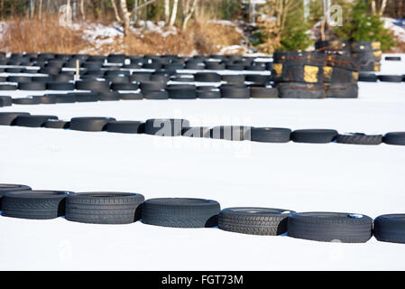 Provisorische outdoor Kart Schaltung oder Rennstrecke in einem alten verlassenen Industriegebiet im Winter. Eine dünne Schicht Schnee bedeckt die racetr Stockfoto