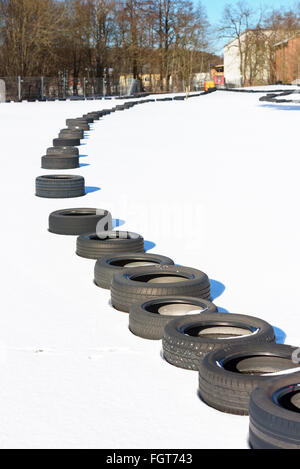 Provisorische outdoor Kart Schaltung oder Rennstrecke in einem alten verlassenen Industriegebiet im Winter. Eine dünne Schicht Schnee bedeckt die racetr Stockfoto