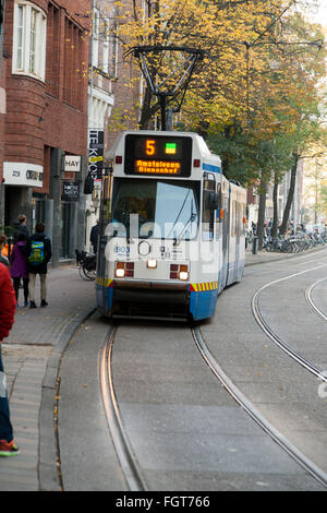 Linie 5 niederländische Straßenbahn läuft durch das Zentrum von Amsterdam. Holland, die Niederlande. Stockfoto