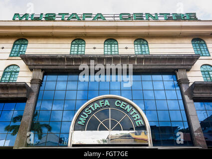 Fassade der 24-Stunden Mustafa Centre Shopping Mall in Little India, Singapur Stockfoto