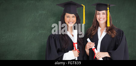 Zusammengesetztes Bild der beiden Freunde stehen zusammen nach dem Studium Stockfoto