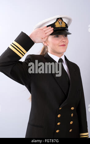 Porträt einer jungen Frau Marineoffizier Farbeier Frau Stockfoto