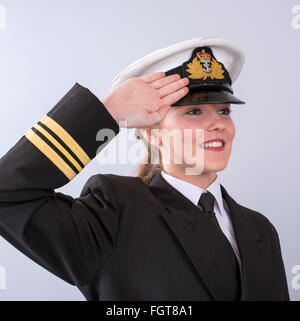 Porträt einer jungen Frau Marineoffizier Farbeier Frau Stockfoto