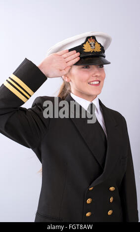 Porträt einer jungen Frau Marineoffizier Farbeier Frau Stockfoto