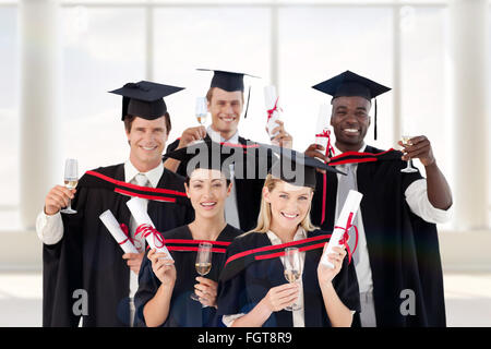 Zusammengesetztes Bild der Gruppe von Menschen, die seinem College-Abschluss Stockfoto