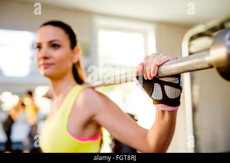 Attraktive passen Frau in Gym Training mit Gewichten Stockfoto