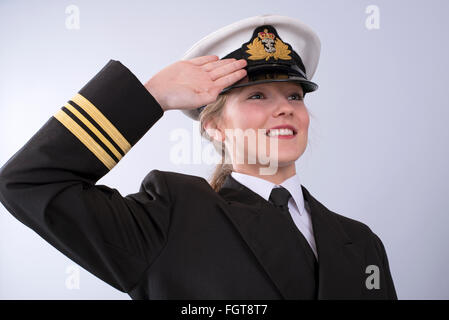 Porträt einer jungen Frau Marineoffizier Farbeier Frau Stockfoto