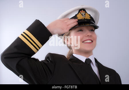 Porträt einer jungen Frau Marineoffizier Farbeier Frau Stockfoto