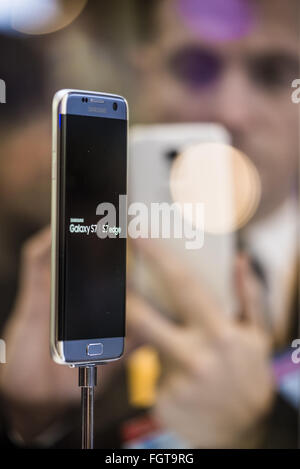 22. Februar 2016 - l ' Hospitalet De Llobregat, Katalonien, Spanien - ein Teilnehmer Fotos Samsungs neue Galaxy S7 Kante auf der jährlichen Mobile World Congress, eines der wichtigsten Ereignisse für mobile Technologien und ein Sprungbrett für Smartphones, zukünftige Technologien, Geräte und Peripheriegeräte. Die Ausgabe 2016 läuft unter dem übergreifenden Thema "Mobile ist alles" erweitert die MWC auf jeden Aspevt von Mobile. © Matthias Oesterle/ZUMA Draht/Alamy Live-Nachrichten Stockfoto