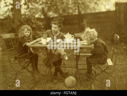 Kinder spielen im Garten um 1950 Stockfoto, Bild: 20113775 - Alamy