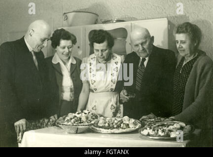 Essen und Trinken, Essen, fünf Erwachsene in der Küche, Deutschland, um 1958, zusätzliche-Rechte-Clearenzen-nicht verfügbar Stockfoto