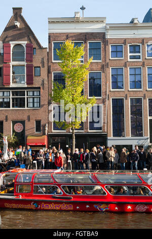 Touristischen Sightseeing-Boot mit Touristen / Besucher vor Anne-Frank Haus / Museum in Amsterdam Holland Niederlande Stockfoto