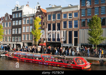 Touristischen Sightseeing-Boot mit Touristen / Besucher vor Anne-Frank Haus / Museum in Amsterdam Holland Niederlande Stockfoto