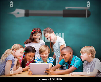 Zusammengesetztes Bild der niedlichen Schülerinnen und Schüler mit Tablet-PC in der Bibliothek Stockfoto