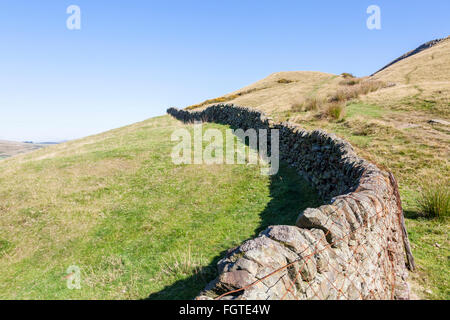 Eine Trockenmauer auf einem Hügel in Derbyshire Peak District National Park, England, Großbritannien Stockfoto