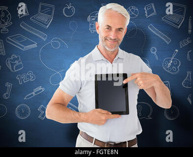 Zusammengesetztes Bild von Erwachsener Schüler zeigt Tablet-pc Stockfoto