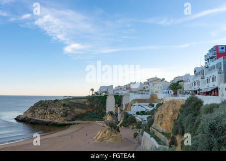 Albufeira, Portugal, 1. Mai 2014: Strand von Albufeira-Stadt an der Algarve, Portugal Stockfoto