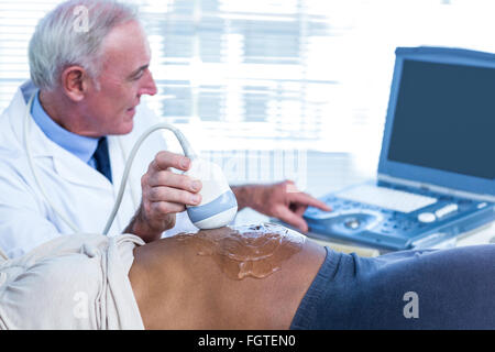 Glücklich Arzt in Richtung Bildschirm Stockfoto