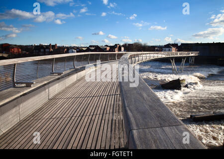 Castleford Fußgängerbrücke über den Fluss Aire Castleford Yorkshire England Stockfoto